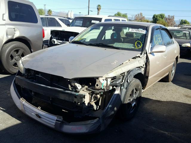 JT2BG22K3V0077055 - 1997 TOYOTA CAMRY LE 金色 照片 2