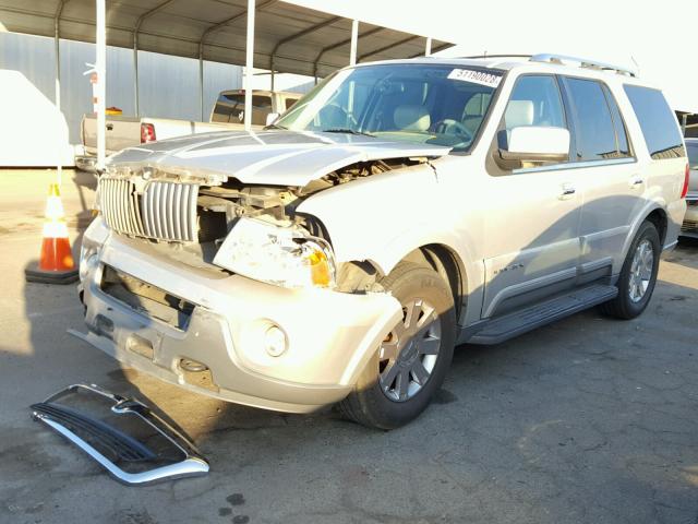 5LMFU27R34LJ31239 - 2004 LINCOLN NAVIGATOR Srebrny zdjęcie 2