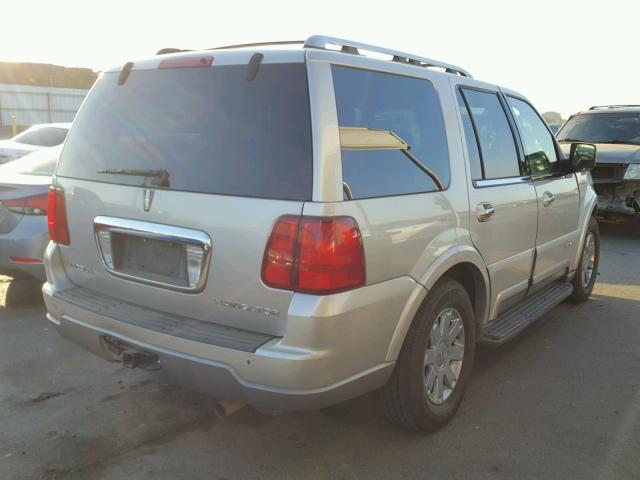 5LMFU27R34LJ31239 - 2004 LINCOLN NAVIGATOR Srebrny zdjęcie 4