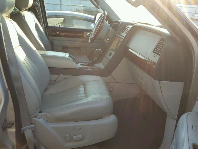 5LMFU27R34LJ31239 - 2004 LINCOLN NAVIGATOR Srebrny zdjęcie 5