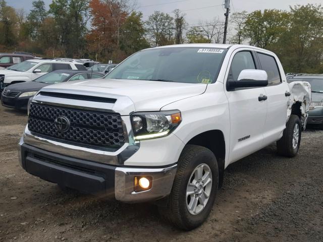 5TFDM5F14JX077126 - 2018 TOYOTA TUNDRA CRE WHITE photo 2