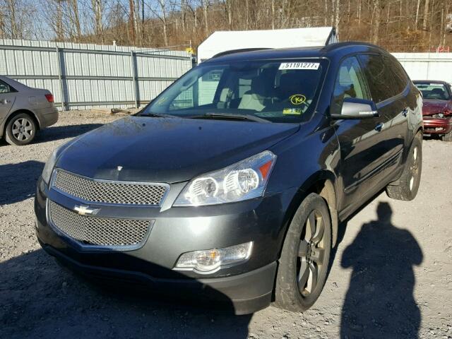 1GNKRLED8BJ383668 - 2011 CHEVROLET TRAVERSE L GRAY photo 2