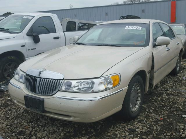 1LNHM83W51Y630455 - 2001 LINCOLN TOWN CAR C BEIGE photo 2