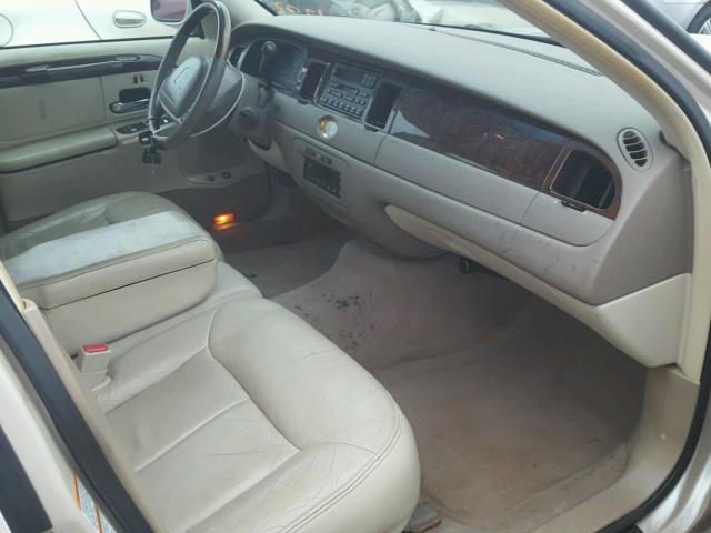 1LNHM83W51Y630455 - 2001 LINCOLN TOWN CAR C BEIGE photo 5