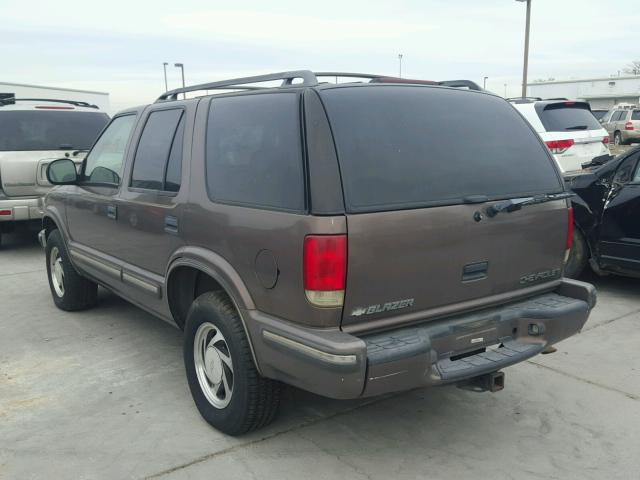 1GNDT13W5W2120542 - 1998 CHEVROLET BLAZER BROWN photo 3