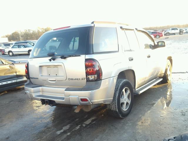 1GNDS13S242233054 - 2004 CHEVROLET TRAILBLAZE GRAY photo 4