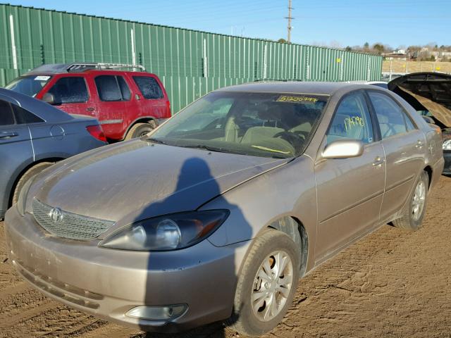 JTDBF30K720044672 - 2002 TOYOTA CAMRY LE GOLD photo 2