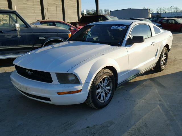 1ZVFT80N775359500 - 2007 FORD MUSTANG WHITE photo 2