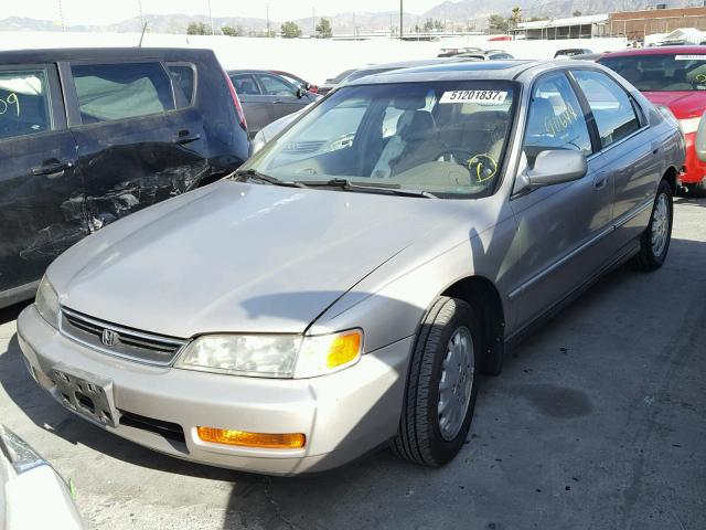 1HGCD5666TA086456 - 1996 HONDA ACCORD EX GOLD photo 2