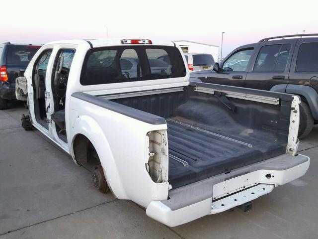 1N6AD07U05C402296 - 2005 NISSAN FRONTIER C WHITE photo 3