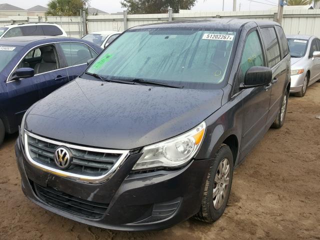 2C4RVAAG2CR156724 - 2012 VOLKSWAGEN ROUTAN S GRAY photo 2