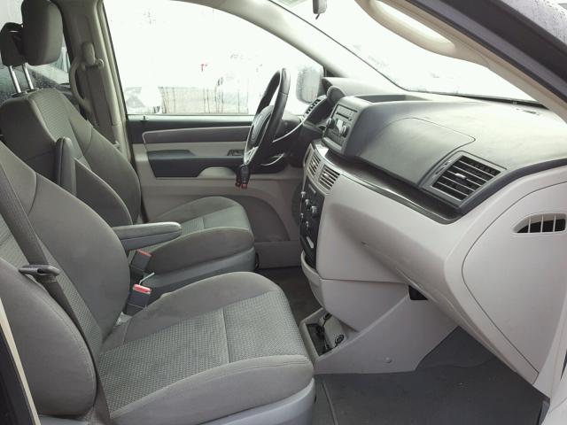 2C4RVAAG2CR156724 - 2012 VOLKSWAGEN ROUTAN S GRAY photo 5