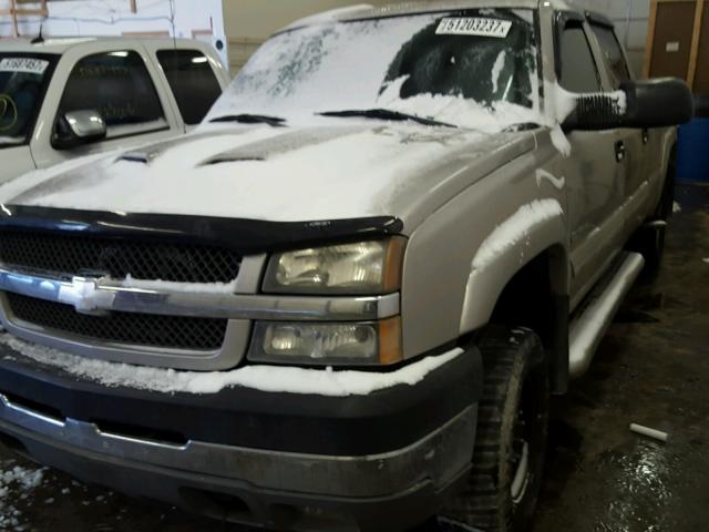 1GCHK23U24F260393 - 2004 CHEVROLET SILVERADO SILVER photo 2