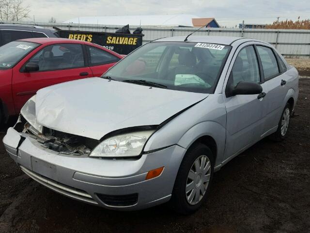 1FAFP34N55W249918 - 2005 FORD FOCUS ZX4 SILVER photo 2