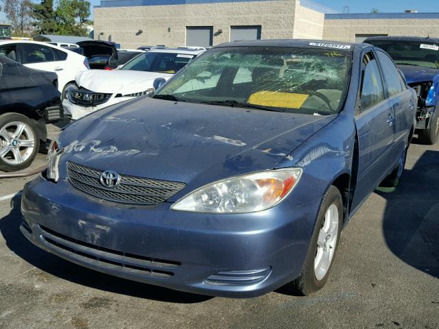 JTDBE32K720011462 - 2002 TOYOTA CAMRY LE Blau Foto 2