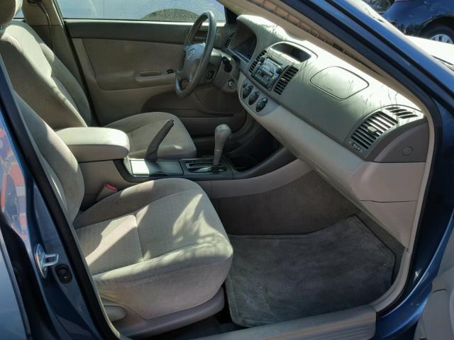 JTDBE32K720011462 - 2002 TOYOTA CAMRY LE Blau Foto 5