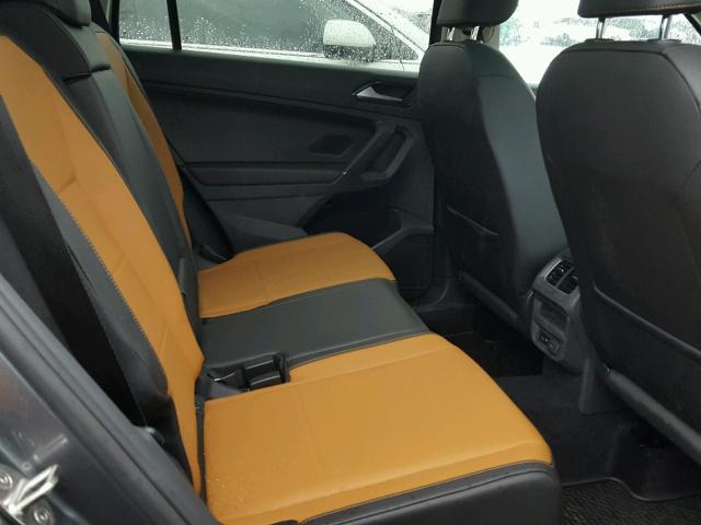 3VV2B7AX5JM075588 - 2018 VOLKSWAGEN TIGUAN SE Grau Foto 6
