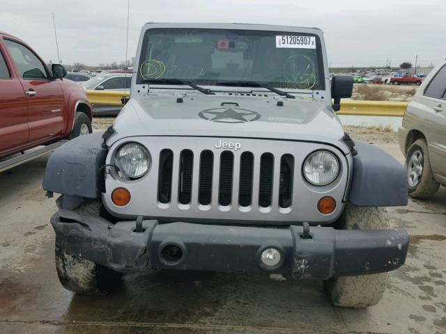 1C4BJWDG6DL654151 - 2013 JEEP WRANGLER U GRAY photo 9