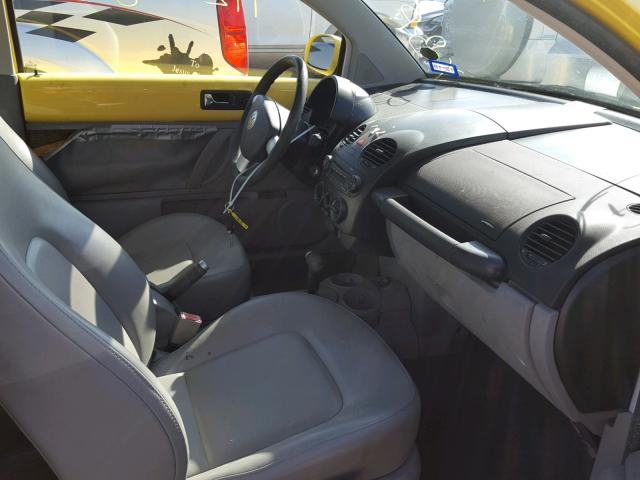3VWCD31CX4M417301 - 2004 VOLKSWAGEN NEW BEETLE 黄色 照片 5