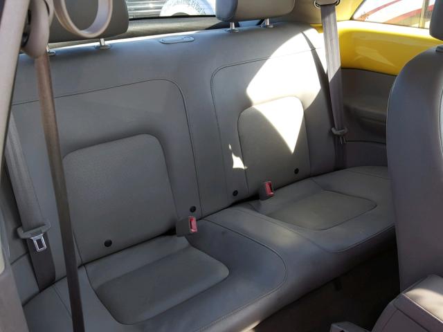 3VWCD31CX4M417301 - 2004 VOLKSWAGEN NEW BEETLE 黄色 照片 6