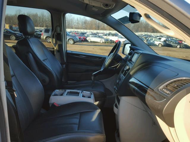 2C4RC1BG7DR692736 - 2013 CHRYSLER TOWN & COU SILVER photo 5