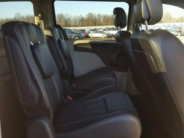 2C4RC1BG7DR692736 - 2013 CHRYSLER TOWN & COU SILVER photo 6