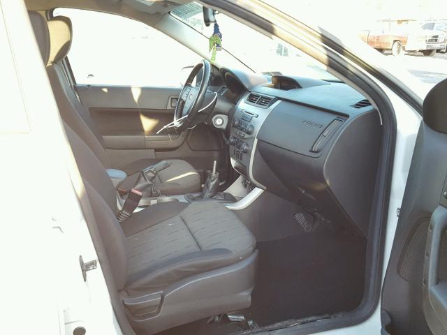 1FAHP35N59W150612 - 2009 FORD FOCUS SE WHITE photo 5