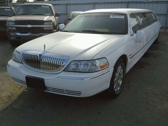 1L1FM81W24Y667012 - 2004 LINCOLN TOWN CAR E WHITE photo 2