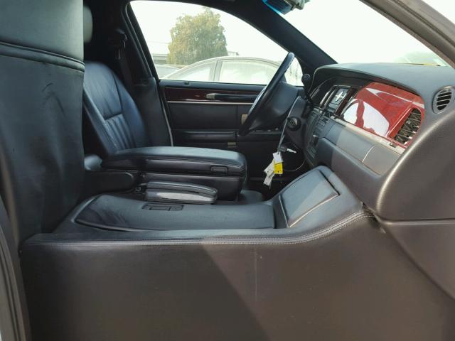 1L1FM81W24Y667012 - 2004 LINCOLN TOWN CAR E WHITE photo 5