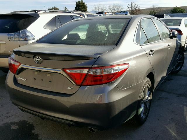 4T1BF1FK7HU285558 - 2017 TOYOTA CAMRY LE GRAY photo 4