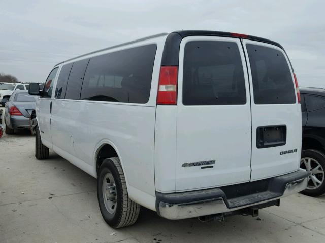 1GAHG39U641160754 - 2004 CHEVROLET EXPRESS G3 WHITE photo 3