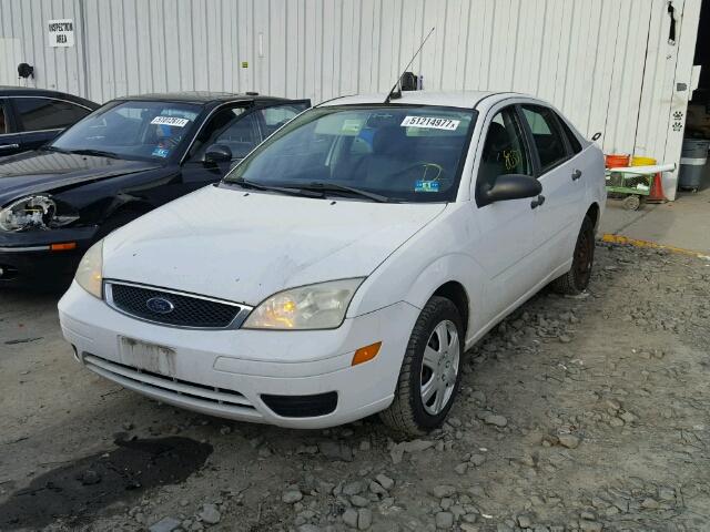 1FAFP34N06W232140 - 2006 FORD FOCUS ZX4 WHITE photo 2