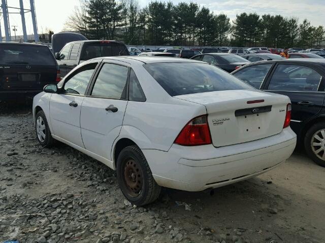 1FAFP34N06W232140 - 2006 FORD FOCUS ZX4 WHITE photo 3