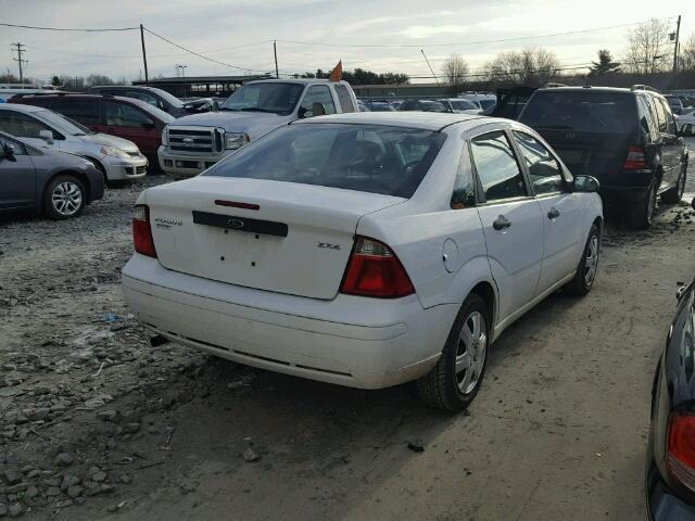 1FAFP34N06W232140 - 2006 FORD FOCUS ZX4 WHITE photo 4