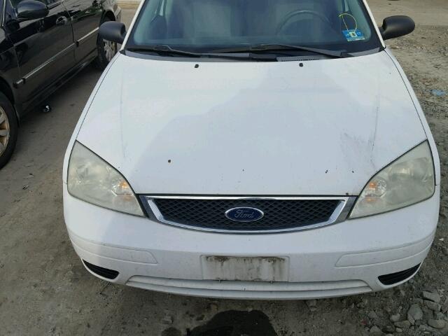 1FAFP34N06W232140 - 2006 FORD FOCUS ZX4 WHITE photo 9