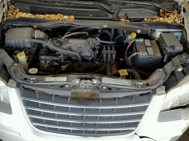 2A4RR4DE2AR103061 - 2010 CHRYSLER TOWN & COU SILVER photo 7