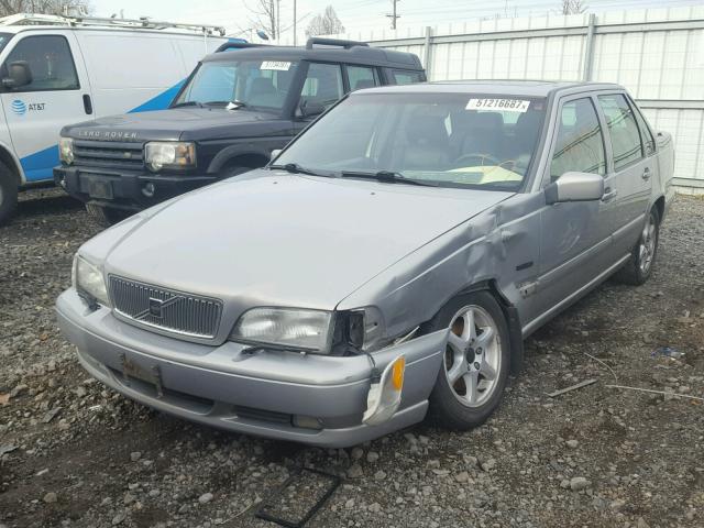 YV1LS5675W1505196 - 1998 VOLVO S70 GLT SILVER photo 2