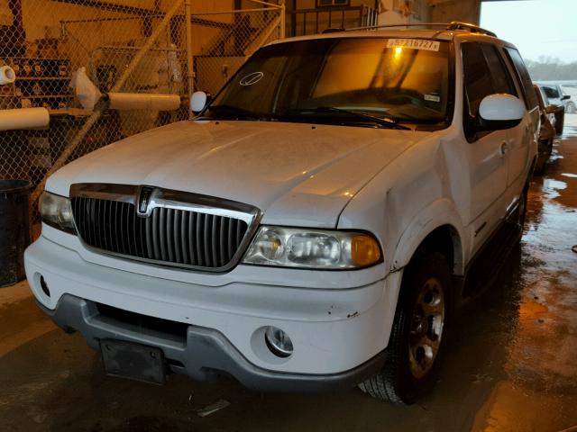 5LMEU27R61LJ32294 - 2001 LINCOLN NAVIGATOR WHITE photo 2
