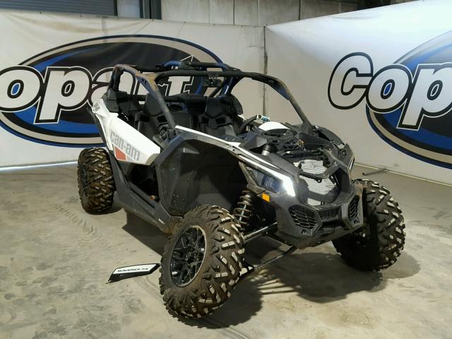 3JBVGAW20HK000393 - 2017 CAN-AM MAVERICK X WHITE photo 1