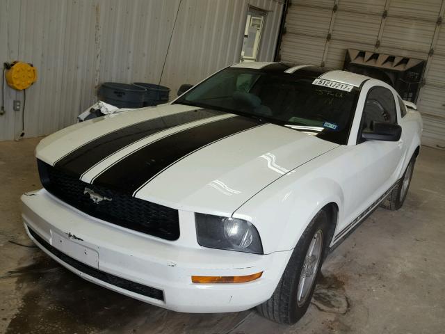1ZVFT80N665187572 - 2006 FORD MUSTANG WHITE photo 2