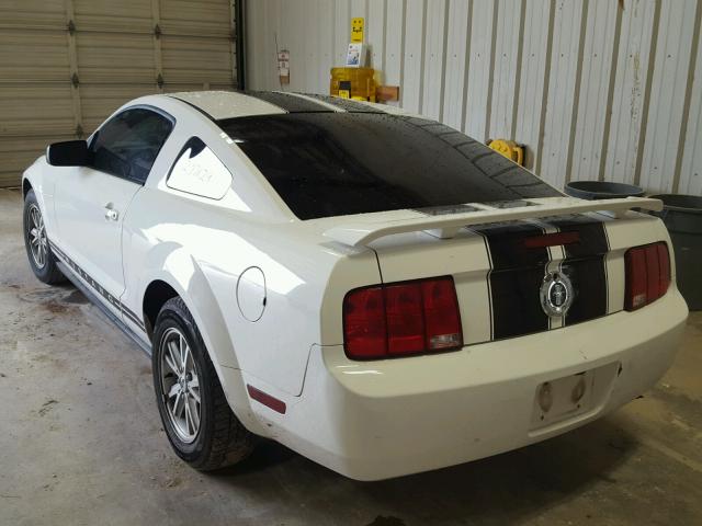 1ZVFT80N665187572 - 2006 FORD MUSTANG WHITE photo 3