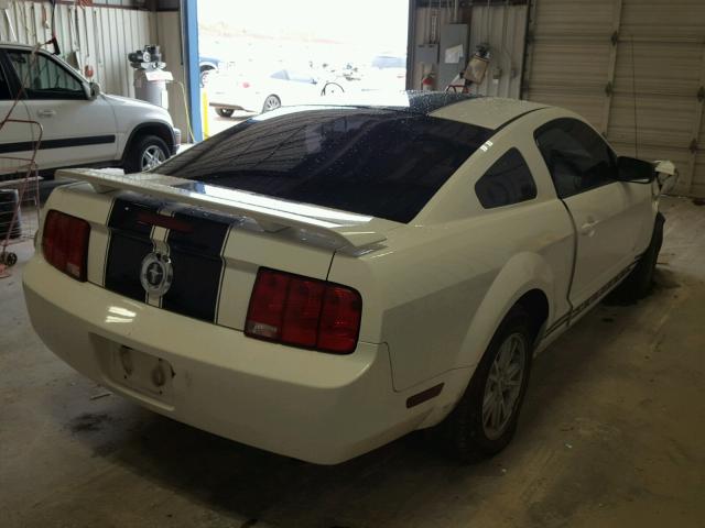 1ZVFT80N665187572 - 2006 FORD MUSTANG WHITE photo 4