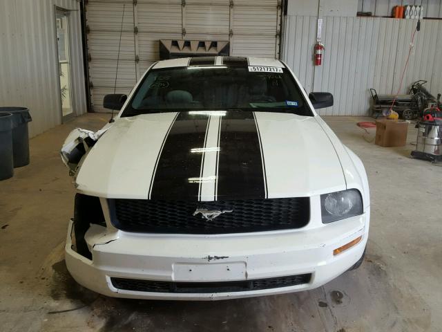 1ZVFT80N665187572 - 2006 FORD MUSTANG WHITE photo 9