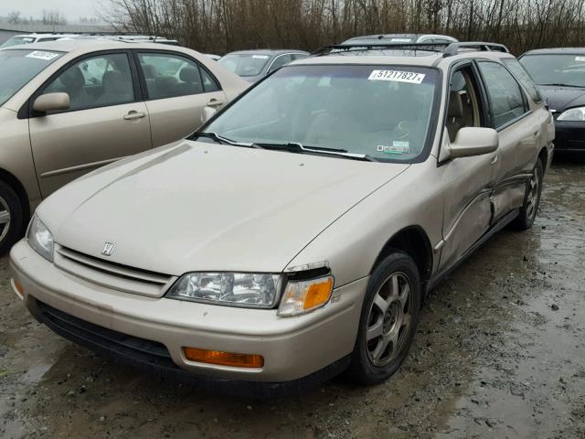 1HGCE1894SA002825 - 1995 HONDA ACCORD EX GOLD photo 2