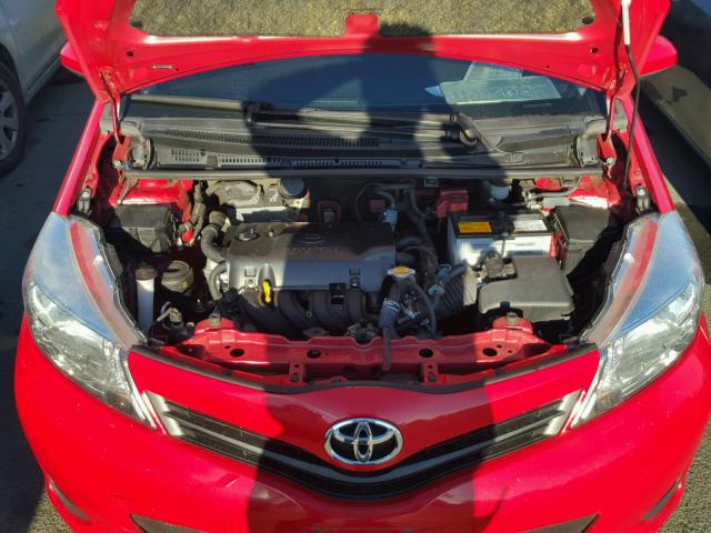 JTDKTUD32DD558684 - 2013 TOYOTA YARIS RED photo 7