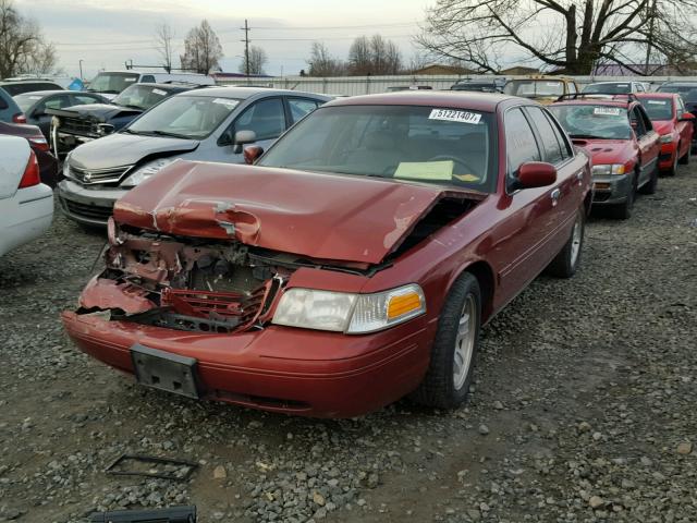 2FAFP74W92X121276 - 2002 FORD CROWN VICT RED photo 2