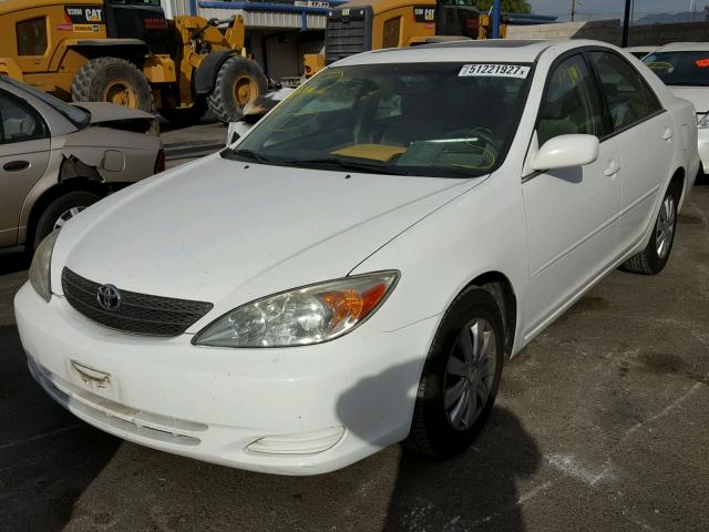 JTDBE32K620044209 - 2002 TOYOTA CAMRY LE WHITE photo 2