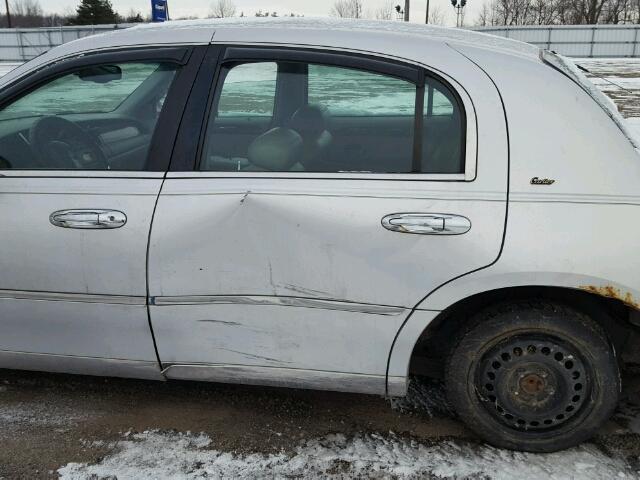 1LNFM83W0XY601560 - 1999 LINCOLN TOWN CAR C SILVER photo 9