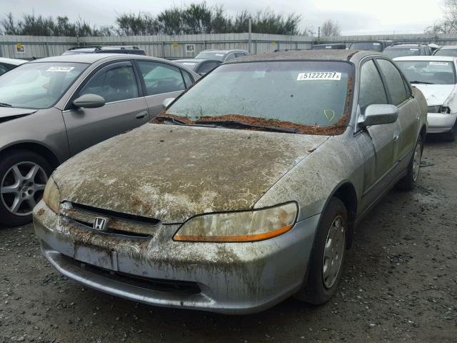 1HGCG5644WA089365 - 1998 HONDA ACCORD LX SILVER photo 2