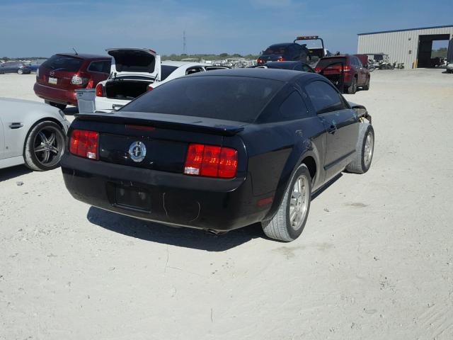 1ZVHT80N985139365 - 2008 FORD MUSTANG BLACK photo 4